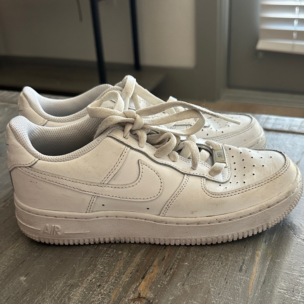 Nike Air Force 1 LE Big Kids' Shoes in white